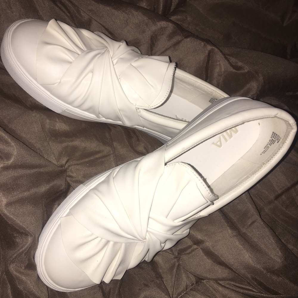 mia zoe knot slip on shoes